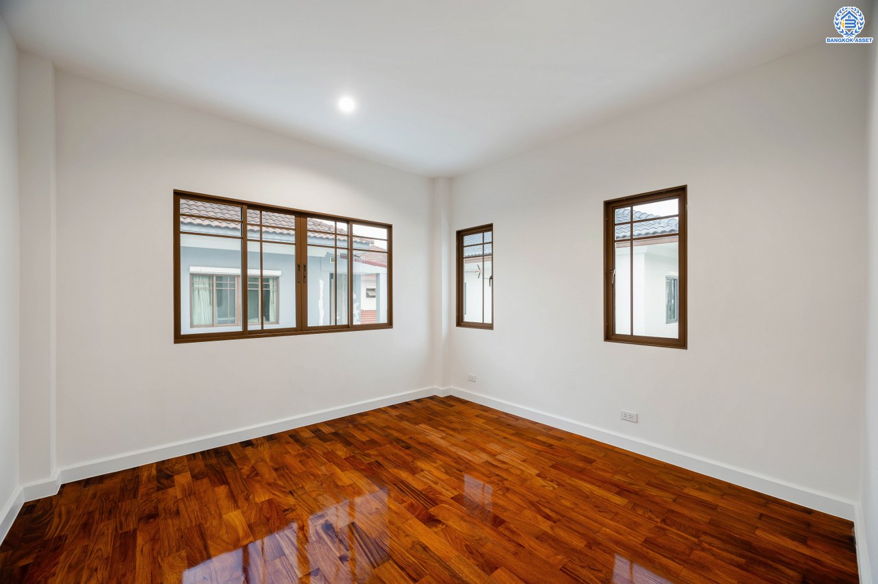 บ้านมือสองตกแต่งใหม่ จากแบรนด์ Sansiri โครงการ เศรษฐสิริ วงแหวน-สุขาภิบาล2 บ้านเดี่ยวหลังมุม เนื้อที่ 70.10 ตร.ว. พื้นที่ใช้สอย 166.20 ตร.ม. ฟังก์ชัน 3 ห้องนอน 3 ห้องน้ำ 1 ห้องแม่บ้าน 2 ที่จอดรถ ติดถนนใหญ่เสรีไทย ใกล้จุดขึ้นทางด่วน "วงแหวน-กาญจนาภิเษก" และ ใกล้รถไฟฟ้าสายสีชมพู "สถานีนพรัตน์"...